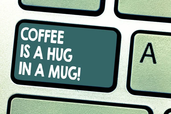 概念手工书写显示咖啡是一个拥抱在一个杯子。商业照片展示表达爱的感觉, 通过给热饮键盘键意图创造计算机消息的想法. — 图库照片