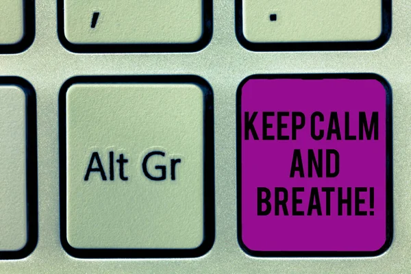 写笔记显示保持冷静和呼吸。商业照片展示休息一下, 克服日常困难键盘键意图创造计算机消息的想法. — 图库照片