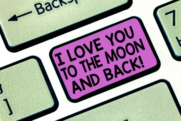 Konzeptionelle Handschrift, die zeigt, dass ich dich zum Mond und zurück liebe. Business-Foto präsentiert Ausdruck roanalysistischer Gefühle Emotionen Tastatur Schlüssel Absicht, Computer-Nachricht Idee zu erstellen. — Stockfoto