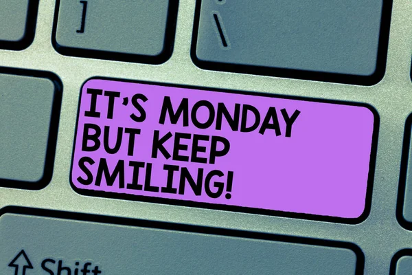 Пишу записку с понедельника, но продолжаю улыбаться. Деловые фото демонстрации Иметь хорошее начало недели день мотивации Клавиатура Намерение создать идею клавиатуры компьютерных сообщений . — стоковое фото