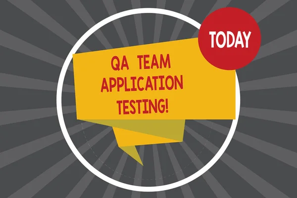 Uwaga: pisanie Wyświetlono Qa Team testowania aplikacji. Biznesowe zdjęcie prezentujący pytanie i odpowiedzi, co test oprogramowania składany 3d pasek wstążki koło pętli na zdjęcie półtonów Sunburst. — Zdjęcie stockowe