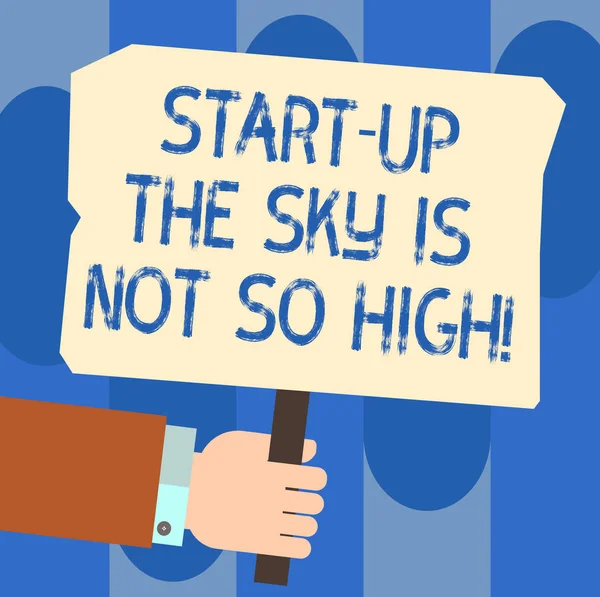 Schrijven van notitie weergegeven: Start Up The Sky Is niet zo hoog. Zakelijke foto presentatie van motivatie om te groeien zo veel als u wilt dat Hu analyse Hand Holding gekleurde plakkaat met Stick tekst ruimte. — Stockfoto