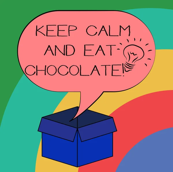 Концептуальное почерк показывает сохранить спокойствие и съесть шоколад. Все лучше, когда вы едите сладости иконка Идея в пустой полутоновой речи пузырь над коробкой . — стоковое фото