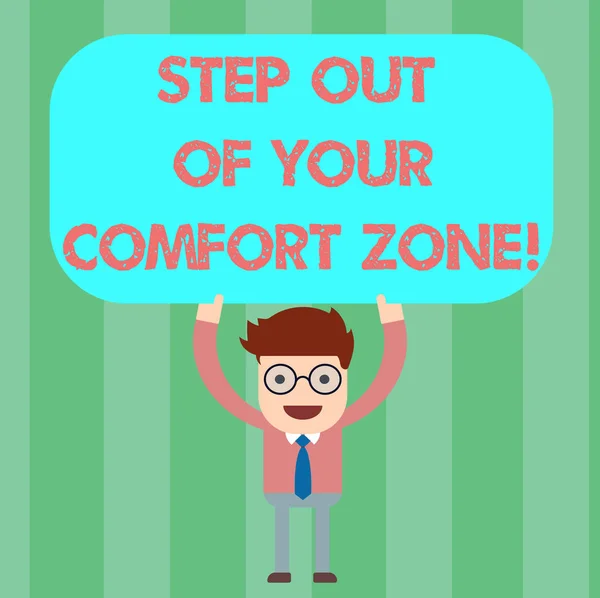 Schrijven van notitie weergegeven: stap uit je Comfort Zone. Zakelijke foto presentatie doen verschillende dingen laat de routine Man Standing Holding boven zijn hoofd leeg rechthoekig gekleurde bord. — Stockfoto