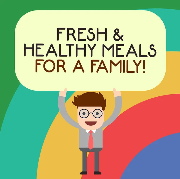为一个家庭写新鲜健康的饭菜。概念意义良好的营养护理健康的人站在头顶上的长方形彩色板. — 图库照片
