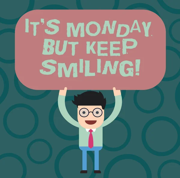 Знак с надписью "Понедельник, но продолжай улыбаться". Концептуальные фото Хорошее начало недели день мотивации человек стоит держа над головой пустой прямоугольной цветной доски . — стоковое фото