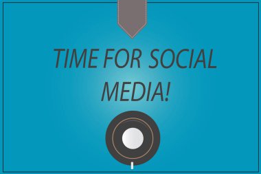 Word metin zaman için sosyal medya yazma. Konular haber ve film kahve Kupası fincan tabağı üst görünüm fotoğraf yansıma boş renk Snap planlayıcısı üzerinde tartışmaya yeni arkadaşlar toplantı için iş kavramı.