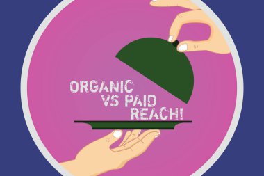 Organik Vs ödenen ulaşmak gösterilen metin işareti. Kavramsal fotoğraf takipçileri doğal olarak veya bunun için ödeme artırma Hu analiz elleri tepsi plakalı hizmet veren ve renkli daire içinde kapak kaldırma.
