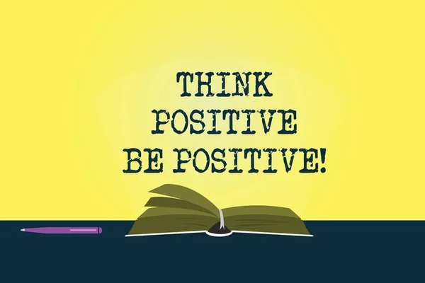 Ecriture conceptuelle montrant Think Positive Be Positive. Photo d'affaires mettant en valeur Toujours avoir attitude de motivation positivisme Pages couleur du livre sur la table avec stylo et faisceau lumineux Glaring . — Photo