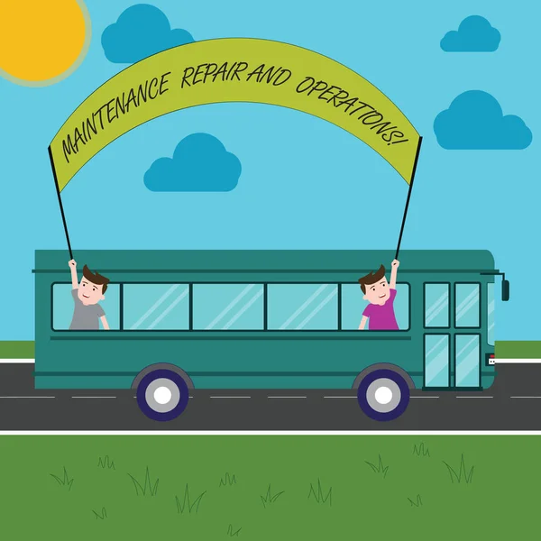 Κείμενο πινακίδα που δείχνει και εργασίες επισκευής συντήρησης. Εννοιολογική φωτογραφία επισκευή βιομηχανικών επιχειρήσεων υπηρεσιών δύο παιδιά μέσα στο σχολικό λεωφορείο κρατώντας έξω Banner με το ραβδί σε μια ημερήσια εκδρομή. — Φωτογραφία Αρχείου