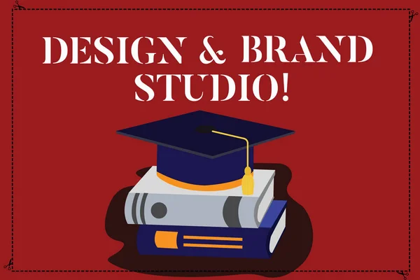 Szöveg jel mutatja a Design és a márka stúdió. Fogalmi fénykép Modern tér szakmai irodában színes ballagási kalap címer tervezése 3d tudományos sapka fénykép pihen a könyvek. — Stock Fotó