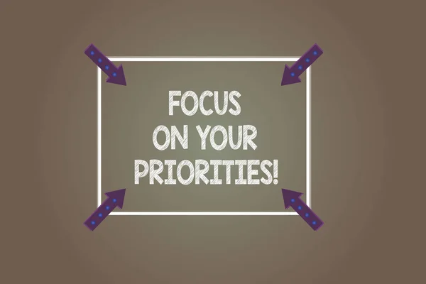 Tekst teken weergegeven: Focus op uw prioriteiten. Conceptuele foto Maak een plan op basis van belangrijke dingen te doen vierkant omtrek met hoek pijlen wijzen naar binnen op kleur achtergrond. — Stockfoto