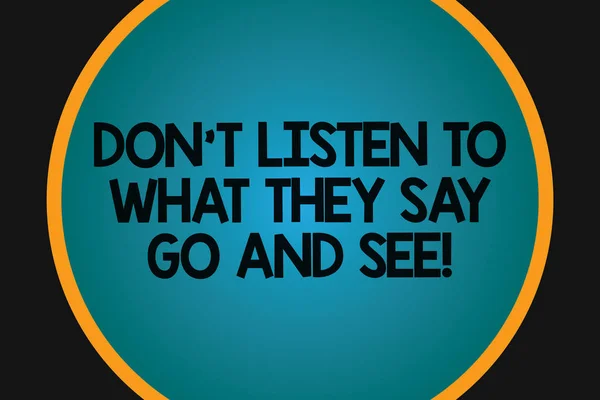 Palavra que escreve o texto Não escute o que eles dizem Vá e veja. Conceito de negócio para confirmar Verifique por si mesmo Círculo de cores sólidas em branco grande brilhando no centro com fundo preto de fronteira . — Fotografia de Stock
