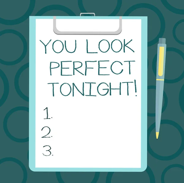 Schrijven van notitie weergegeven: You Look Perfect Tonight. Zakelijke foto presentatie van flirten schoonheid waardering roanalysistic gevoelens blad van Bond papier op Klembord met balpen tekst ruimte. — Stockfoto