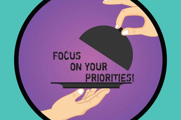 Handgeschreven tekst Focus op uw prioriteiten. Begrip betekenis maken een plan op basis van belangrijke dingen te doen Hu analyse handen bedienen lade Platter en de deksel in kleur cirkel. — Stockfoto