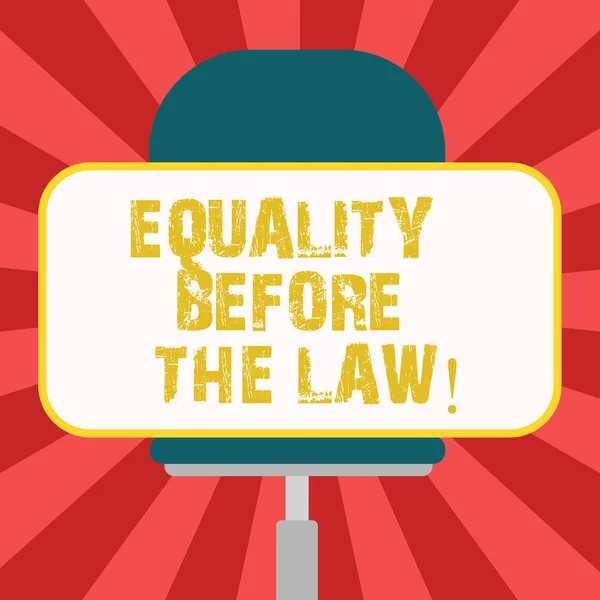显示法律面前人人平等的概念手写作。展示司法平衡保护每个人的平等权利的商业照片空白矩形形状贴纸坐在旋转椅子上. — 图库照片