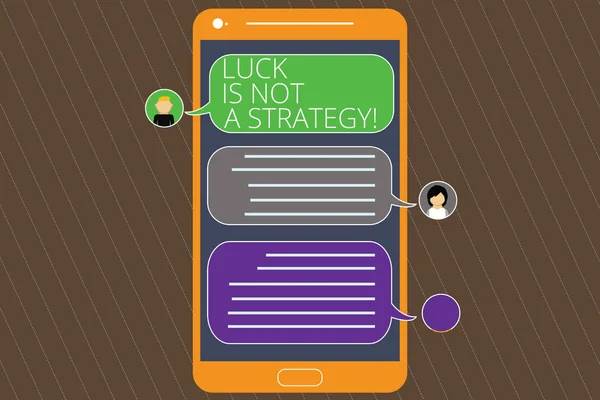 Text tecken visar lycka är inte en strategi. Konceptuella foto som det inte är Lucky när planerade avsiktligt Mobile Messenger skärm med chatta huvuden och Blank färg pratbubblor. — Stockfoto