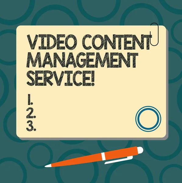 Signo de texto que muestra Video Content Management Service. Foto conceptual Estrategia de optimización publicitaria de marketing Tablero de color cuadrado en blanco con imán Haga clic en bolígrafo Pasador y clip . — Foto de Stock