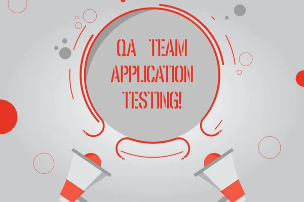 Tekst pisma ręcznego testowania aplikacji Qa Team. Koncepcję co oznacza pytanie i odpowiedzi, Dokonywanie oprogramowania test dwóch megafon i okrągłe konspektu z kółeczka na kolor tła. — Zdjęcie stockowe