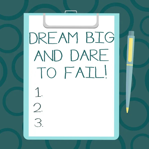 Schrijven van notitie weergegeven: Dream Big en Dare To Fail. Zakelijke foto presentatie van motivatie inspiratie bereiden om fouten blad van Bond papier op Klembord met balpen tekst ruimte. — Stockfoto