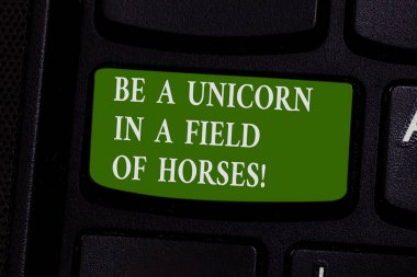 Word yazı metni tek boynuzlu atların bir alanda olması. İş kavramı için özel klavye tuşuna basarak tuş takımı fikir bilgisayar ileti oluşturmak için niyet olmak fark yaratır.