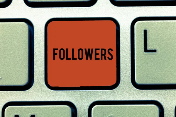 Metin takipçileri yazılı kelime. Kim destekler ve belirli gösteren veya fikirler klavye tuşu niyeti bilgisayar ileti oluşturmak üzere tuş takımı fikir tuşuna basarak hayran gösteren için iş kavramı.
