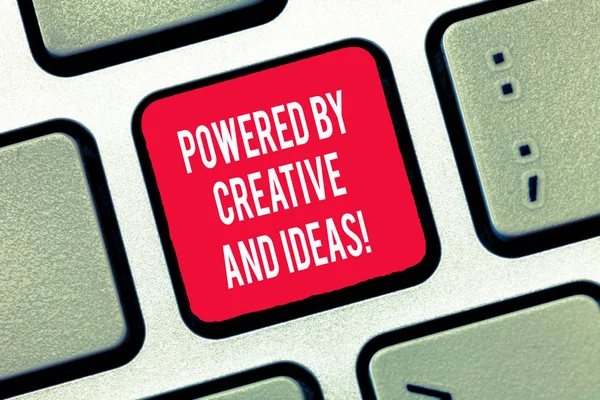 Uwaga: pisanie Wyświetlono zasilany przez i pomysłów. Biznesowe zdjęcie prezentujący potężny kreatywności innowacji dobrej energii klawiatury zamiar utworzyć komputera wiadomość klawiatura pomysłem. — Zdjęcie stockowe
