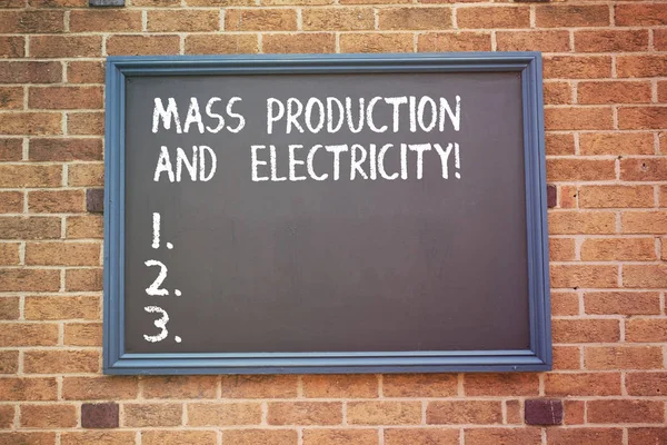 Word tekst intoetsen massaproductie en elektriciteit. Businessconcept voor industriële elektrische voeding. — Stockfoto