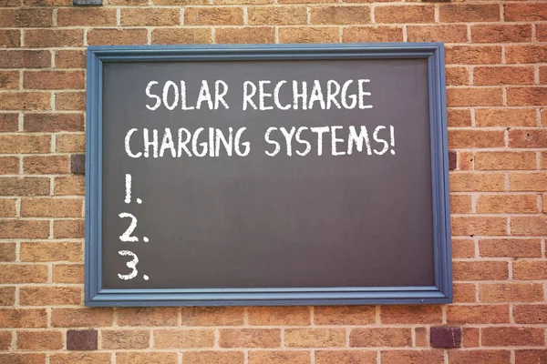 Word scrittura testo Ricarica solare Sistemi di ricarica. Concetto di business per nuove fonti energetiche alternative innovative . — Foto Stock