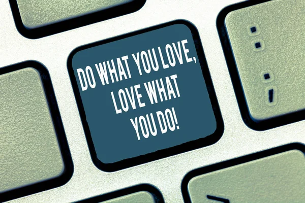 Tekst teken tonen wat liefde liefde wat je doe je. Conceptuele foto maken dingen met positieve houding toets op het toetsenbord te willen maken van computer bericht, op idee van het toetsenbord te drukken. — Stockfoto