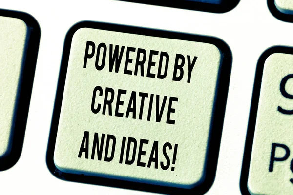 Signo de texto que muestra Powered By Creative And Ideas. Foto conceptual Potente creatividad innovación buena energía Teclado clave Intención de crear mensaje de ordenador presionando el teclado idea . — Foto de Stock