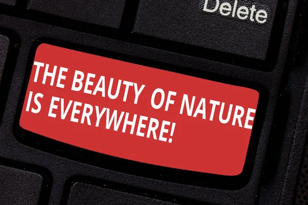 Scrittura concettuale a mano che mostra la bellezza della natura è ovunque. Testo della foto aziendale Scene naturali sono in tutti i luoghi Tastiera chiave Intenzione di creare idea di messaggio del computer . — Foto Stock