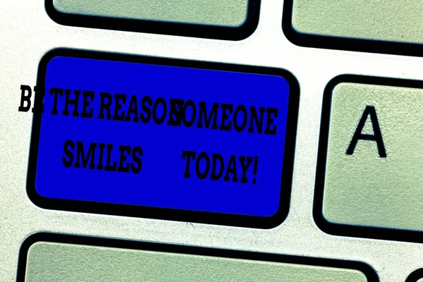 Palavra que escreve texto Seja a razão Alguém sorri hoje. Conceito de negócio para fazer alguém feliz Dê alguma alegria Teclado chave Intenção de criar mensagem de computador pressionando ideia teclado . — Fotografia de Stock