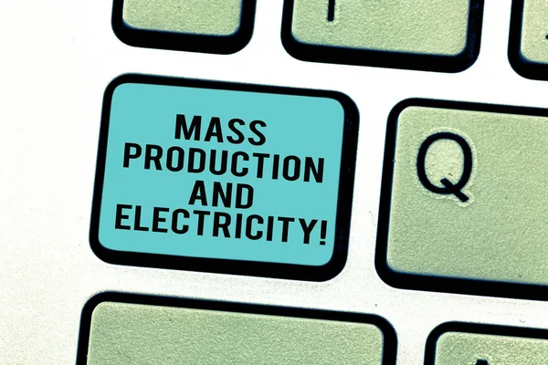 Word tekst intoetsen massaproductie en elektriciteit. Businessconcept voor industriële elektriciteit leveren toets op het toetsenbord te willen maken van computer bericht op idee van het toetsenbord te drukken. — Stockfoto