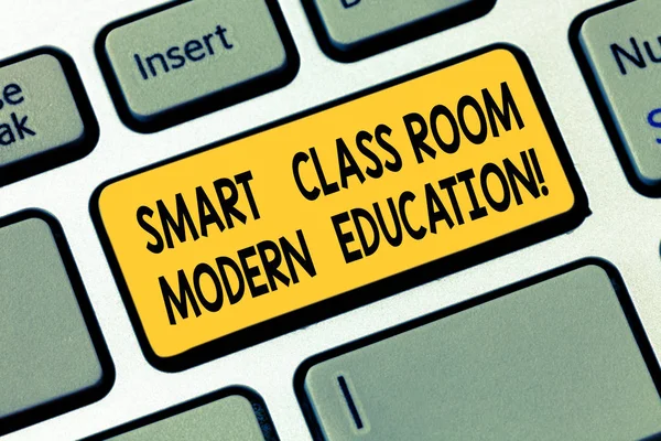 スマート クラス ルーム近代教育のテキストの書き込みを単語します。学校とキーボードのキーのキーパッドのアイデアを押すとコンピューターのメッセージを作成する意図を学習のための新しいテクノロジのビジネス コンセプト. — ストック写真