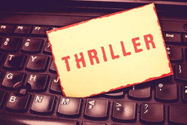 Gerilim gösterilen Not yazma. Roman oyun veya film genellikle suç boş sınırlanmıştır Not defteri hatırlatan eklenen arasında anahtarları bir dizüstü bilgisayar ile ilgili heyecan verici komplo ile vitrine iş fotoğraf.