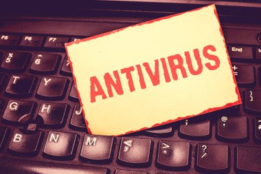 Antivirus gösterilen Not yazma. Algılamak ve bilgisayar virüsleri boş sınırlanmıştır Not defteri hatırlatan eklenen arasındaki tuşları, Laptop yok etmek için tasarlanmış yazılım vitrine iş fotoğraf.
