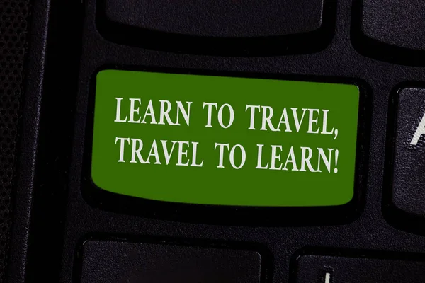 Написання тексту Вчіться подорожувати, щоб навчитися. Бізнес-концепція для здійснення поїздок для вивчення нових речей культури клавіатури Намір створити комп'ютерне повідомлення, натиснувши ідею клавіатури . — стокове фото