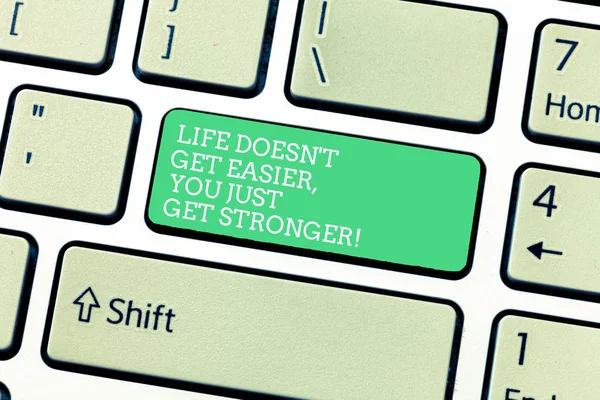 Texto de escritura de palabras Life Does T Get Easier You Just Get Stronger. Concepto de negocio para Inspiración para seguir adelante Teclado clave Intención de crear mensaje de ordenador, pulsando el teclado idea . — Foto de Stock