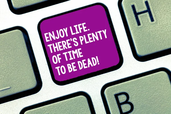 Escritura a mano escritura de texto Disfrutar de la vida hay S es un montón de tiempo para estar muerto. Concepto significado Sé feliz mientras estás vivo Teclado clave Intención de crear un mensaje de ordenador, pulsando el teclado idea . —  Fotos de Stock