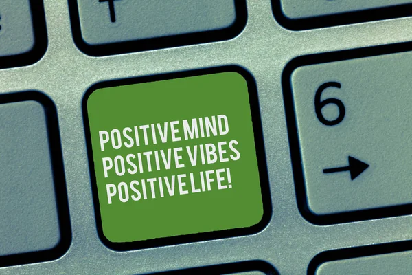 Conceptuele hand schrijven tonen positieve gedachten, positieve Vibes en positief leven. Zakelijke foto tekst motivatie inspiratie om te leven van toetsenbord te willen maken van computer bericht toetsenblok idee. — Stockfoto