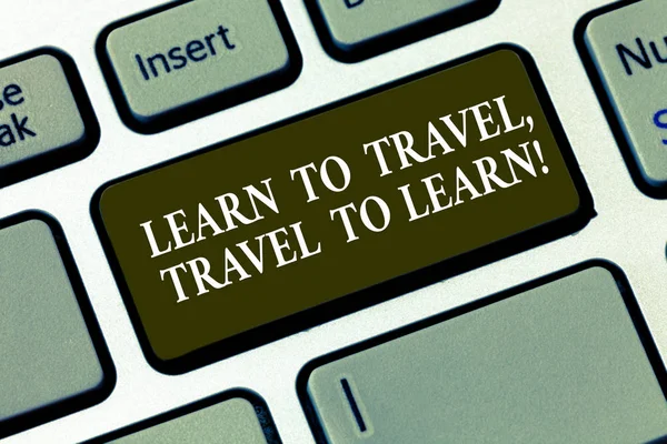 手書きテキストを学ぶ旅行旅行を学ぶ。概念のために新しいことを学び文化キーボード キーのキーパッドのアイデアを押すとコンピューターのメッセージを作成する意図を旅行を意味. — ストック写真