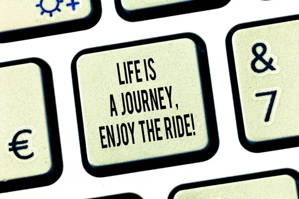 Escrita de mão conceitual mostrando Life Is A Journey Enjoy The Ride. Texto para fotos de negócios Apreciando as coisas que acontecem todos os dias Teclado chave Intenção de criar ideia de mensagem de computador . — Fotografia de Stock
