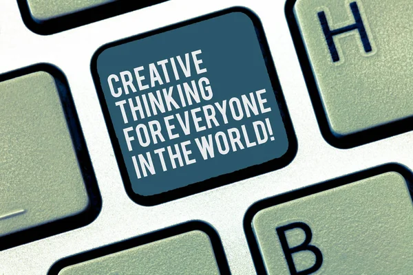 Word scrittura testo Pensiero creativo per tutti nel mondo. Business concept per Diffondere la creatività ad altri Tastiera Intenzione di creare messaggi per computer, premendo l'idea della tastiera . — Foto Stock