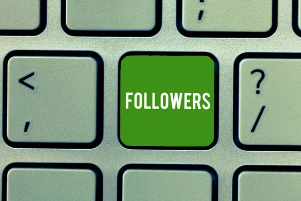 Kavramsal el takipçileri gösterilen yazma. Kim destekler ve belirli gösteren hayran gösteren vitrine iş fotoğraf veya fikirler klavye bilgisayar ileti tuş takımı fikir oluşturmak için niyet.