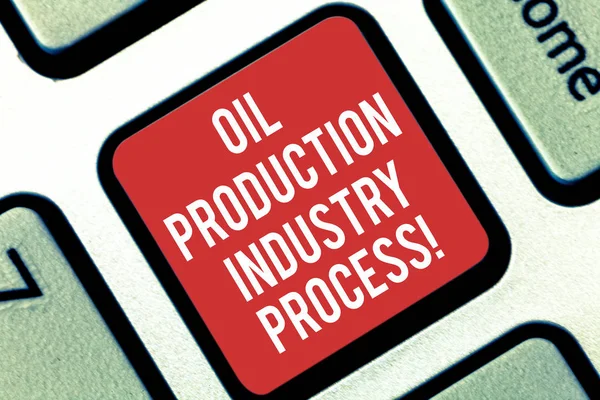 필기 텍스트 쓰는 석유 생산 산업 과정입니다. 키보드 키 누르면 키패드 아이디어 컴퓨터 메시지를 만들 의도 처리 하는 석유 회사 산업을 의미 하는 개념. — 스톡 사진