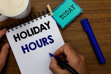 Tatil saat gösteren Not yazma. Zamanlama 24 veya 7 yarım gün bugün son dakika geç kapanış marker defter clothespin hatırlatma ahşap masa kahve tutan adam vitrine iş fotoğraf.