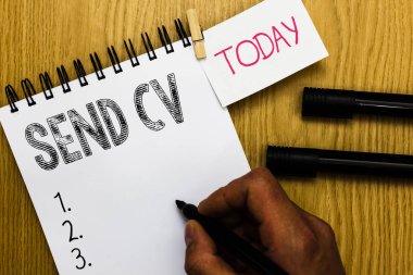 Cv. iş göndermek fotoğraf vermek devam işe alım marker defter clothepin hatırlatma ahşap masa fincan kahve tutan adam için uygulamak için özgeçmiş vitrine gösterilen Not yazma.