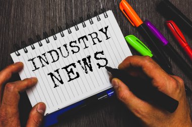Sanayi haber yazma el yazısı metin. Teknik Pazar rapor İmalat Ticaret Builder marker defter kağıt fikirler ahşap arka plan iletişim holding adam anlam kavramı.