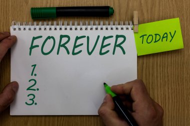 Sonsuza kadar gösterilen metin işareti. Kavramsal fotoğraf sonsuz Peranalysisent her zaman gelecek için zaman sonsuz ebedi marker defter clothespin hatırlatma ahşap masa fincan kahve tutan adam.